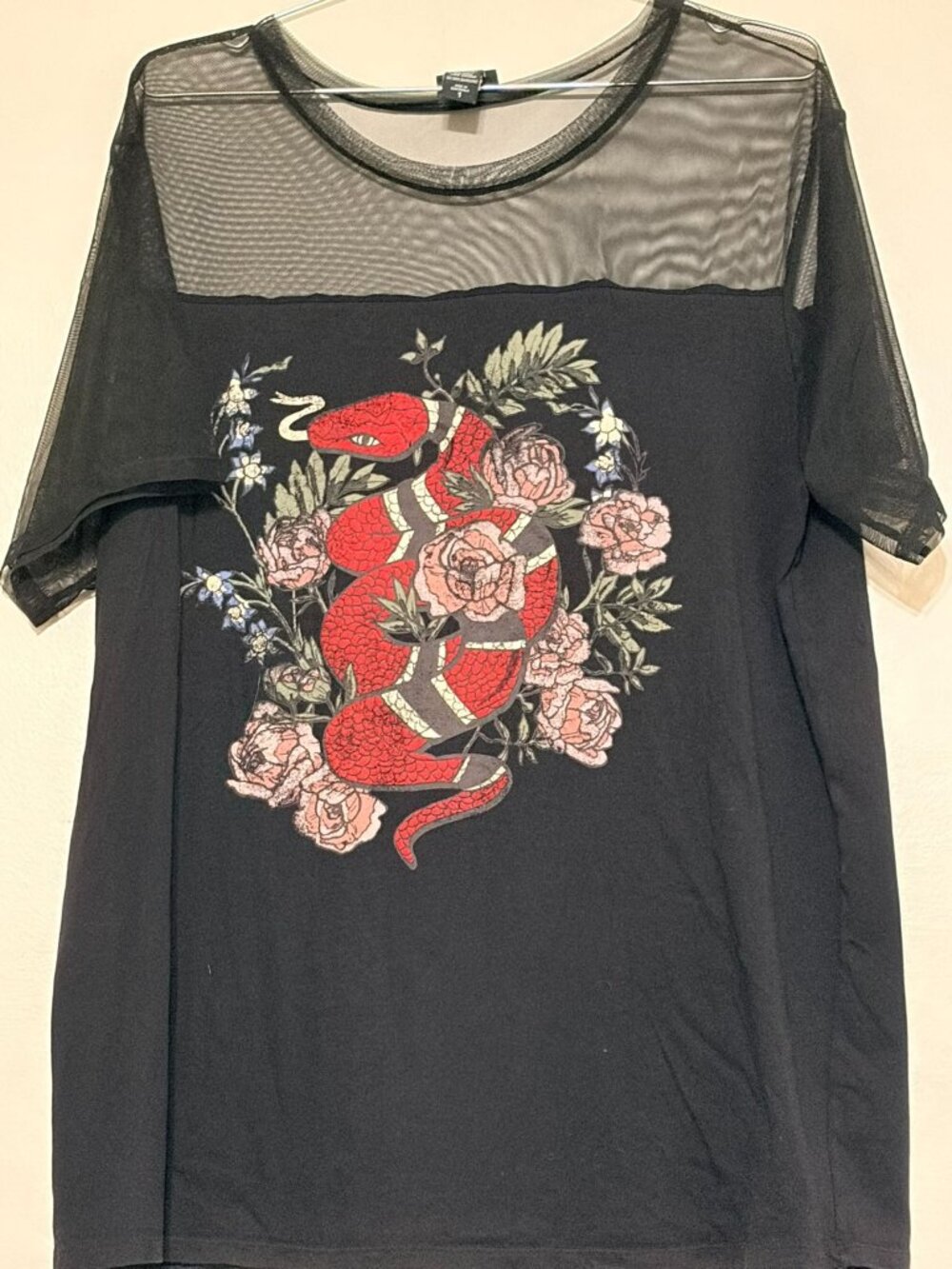 Torrid Black Red Mesh Snake Rose Pullover T-Shirt Blouse Size 1 1X
